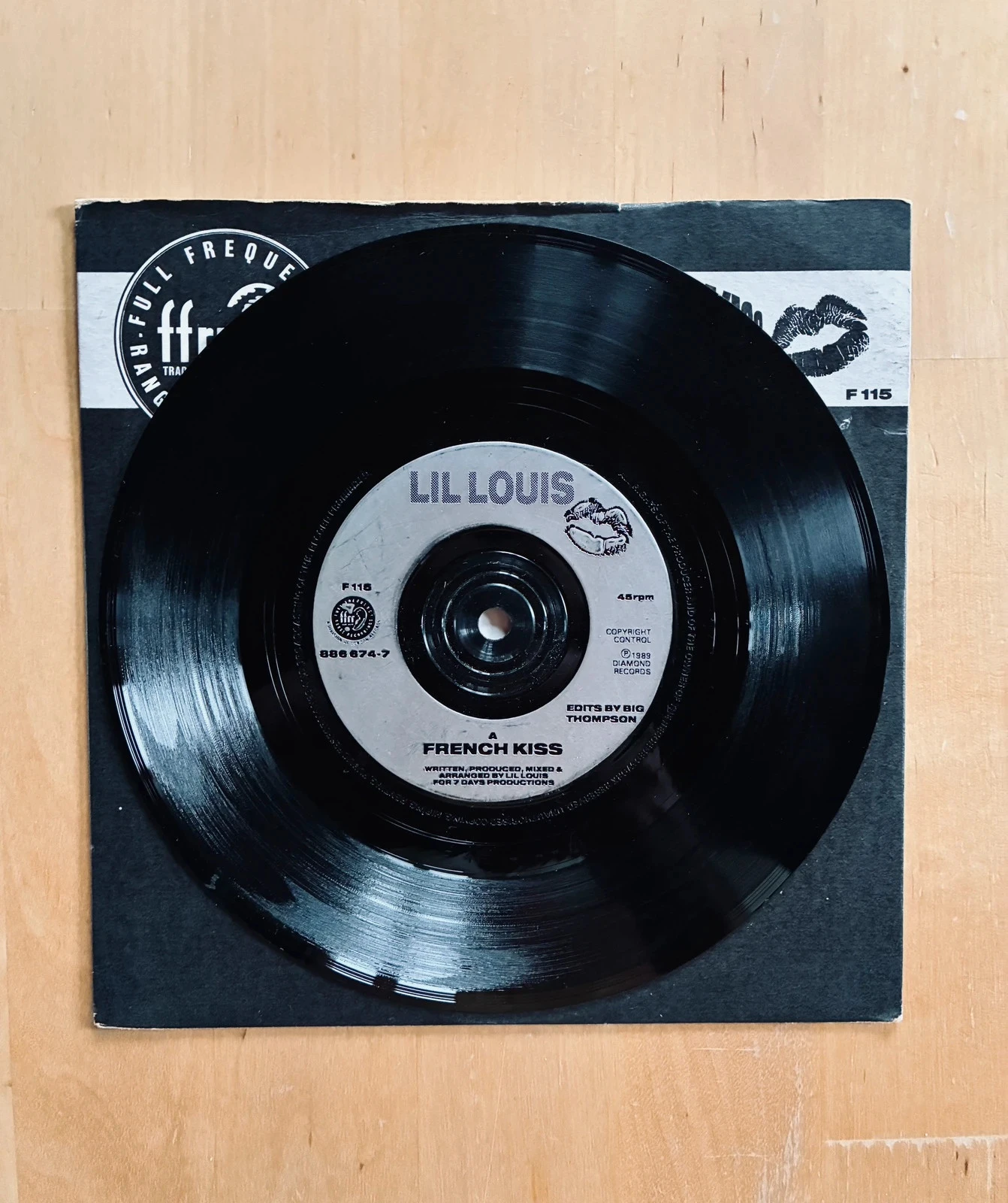 Disco de vinilo 45T Lil’ Louis French Kiss. – photo 3